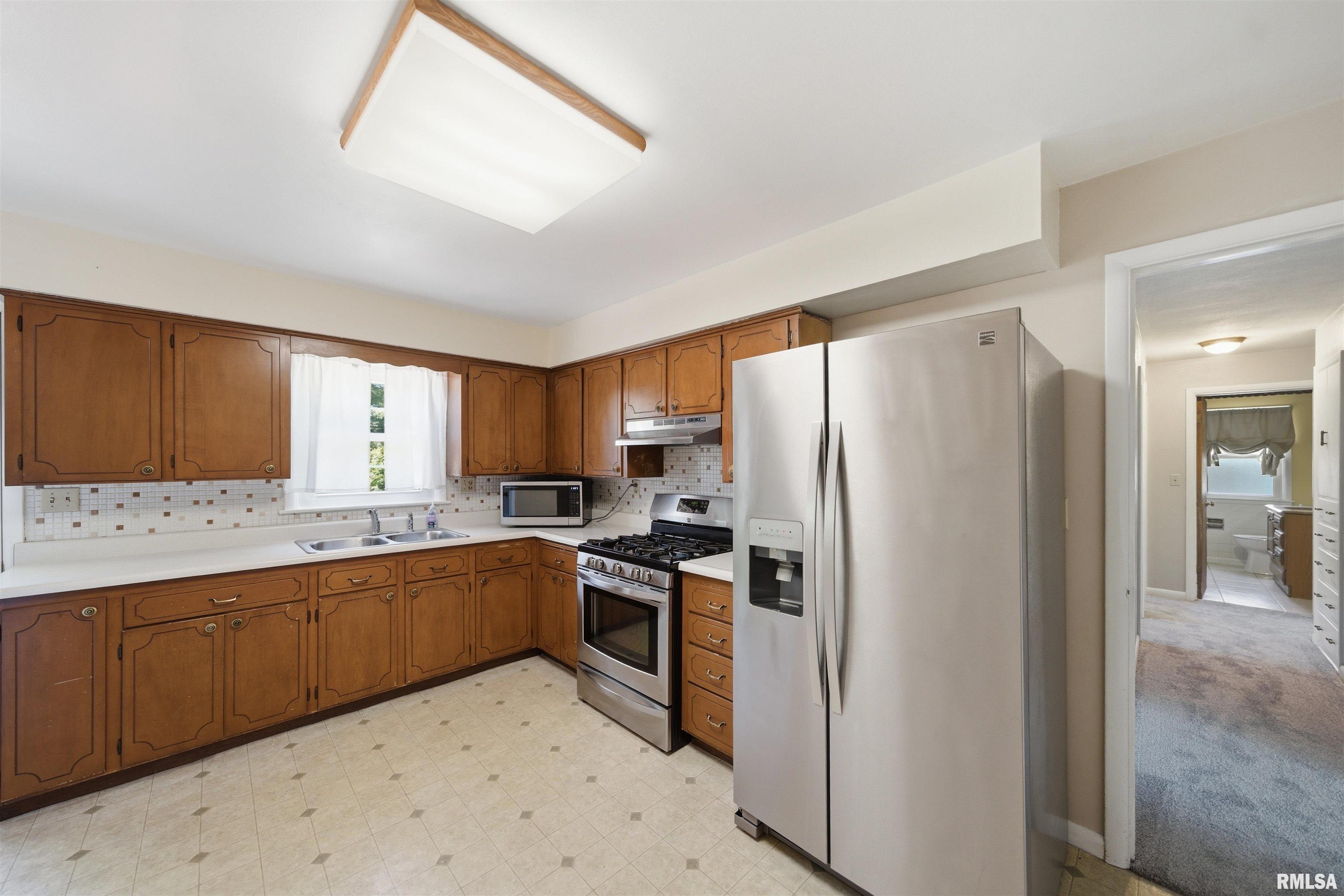 5203 North Sheridan Road Peoria, IL 61614 - Photo 8 of 31