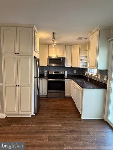 $2,650 | 8702 Village Green Court, Alexandria, VA 22309