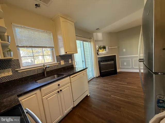 $2,650 | 8702 Village Green Court, Alexandria, VA 22309