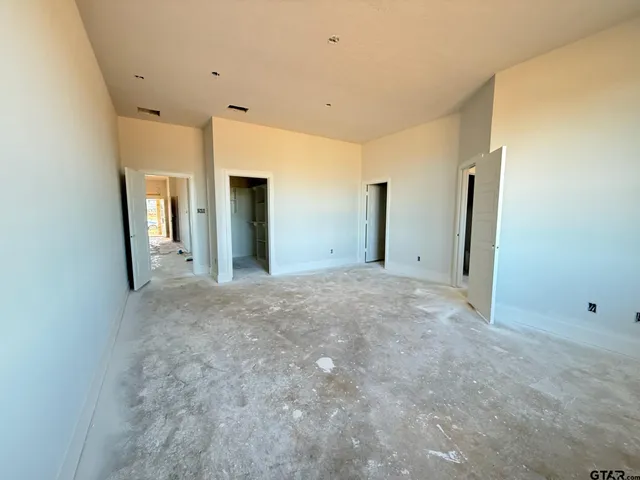 a view of a big room with closet and mirror