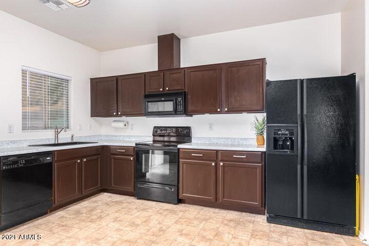 7022 West Mercer Lane Peoria, AZ 85345 - Photo 5 of 13 mercer kitchen