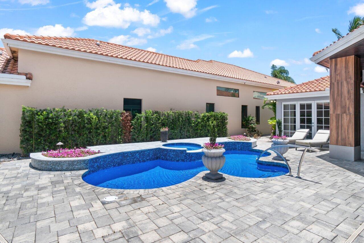 5119 Suffolk Drive Boca Raton, FL 33496 - Photo 4 of 60 Courtyard / Pool