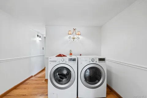 a view of entryway with washer and dryer