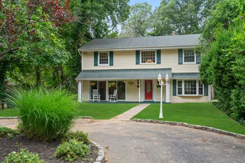 a view of a yard in front of house