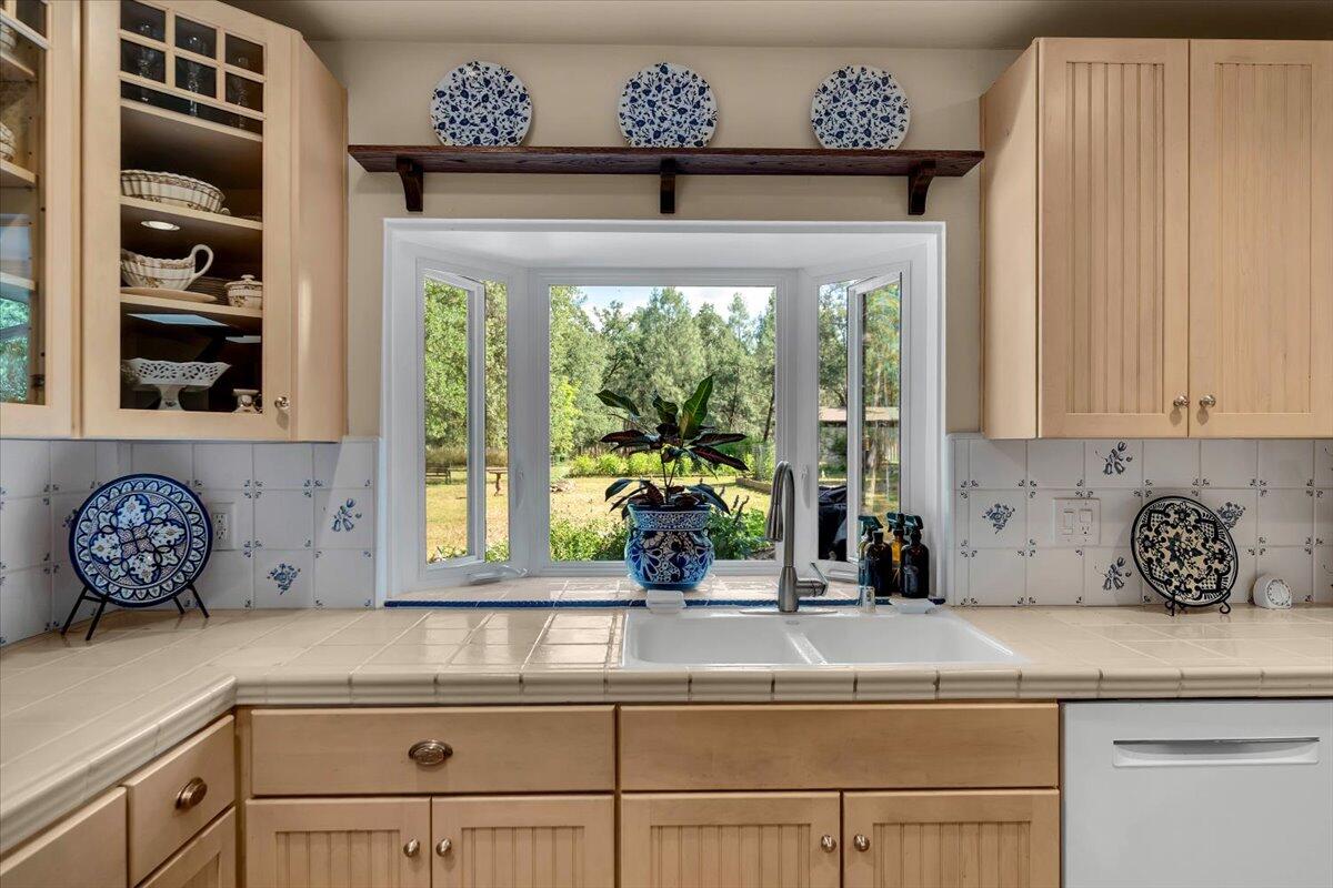 21880 Oak Meadow Road Palo Cedro, CA 96073 - Photo 9 of 79 Custom kitchen