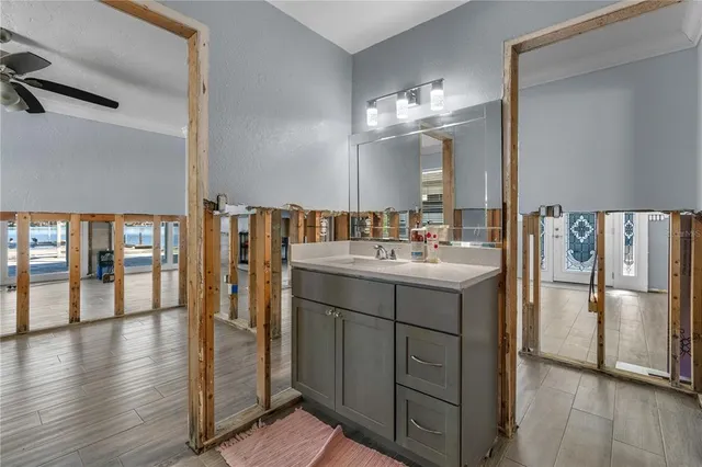 a view of livingroom with furniture