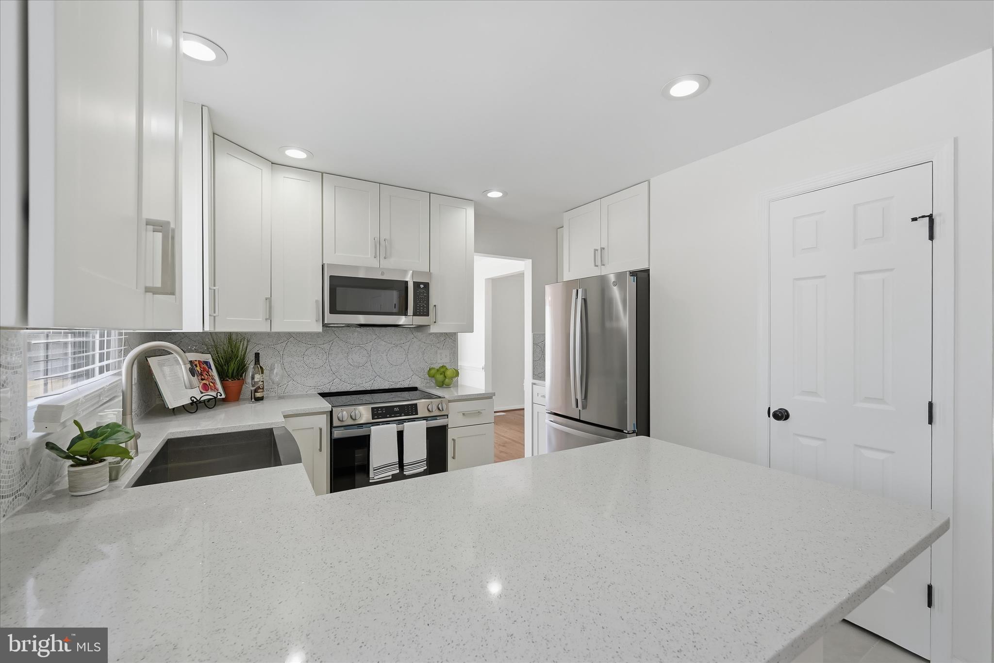 9500 Windbeat Way Columbia, MD 21046 - Photo 18 of 64 Newly renovated kitchen with quartz countertops