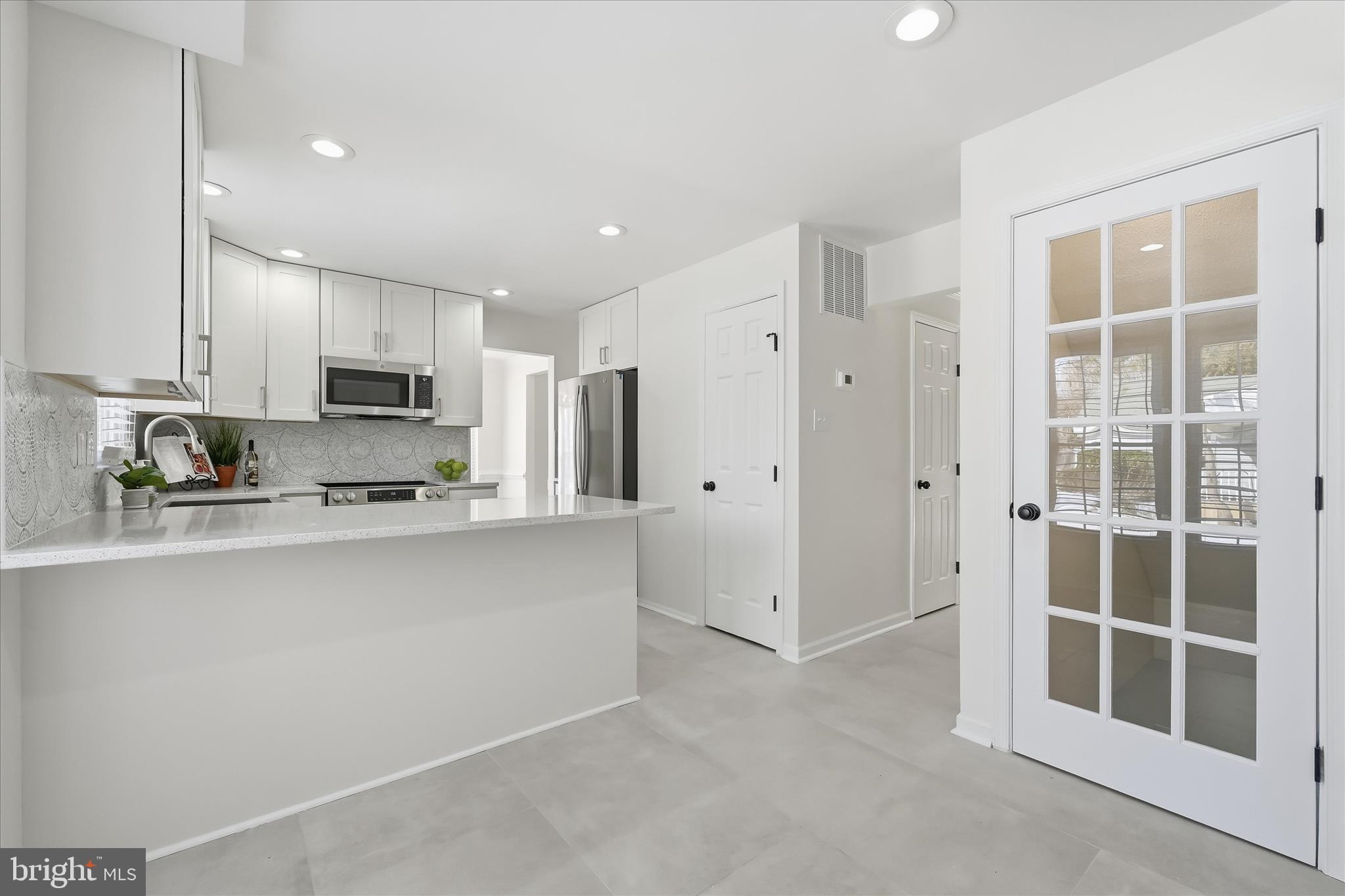 9500 Windbeat Way Columbia, MD 21046 - Photo 20 of 64 Bright and airy eat-in kitchen