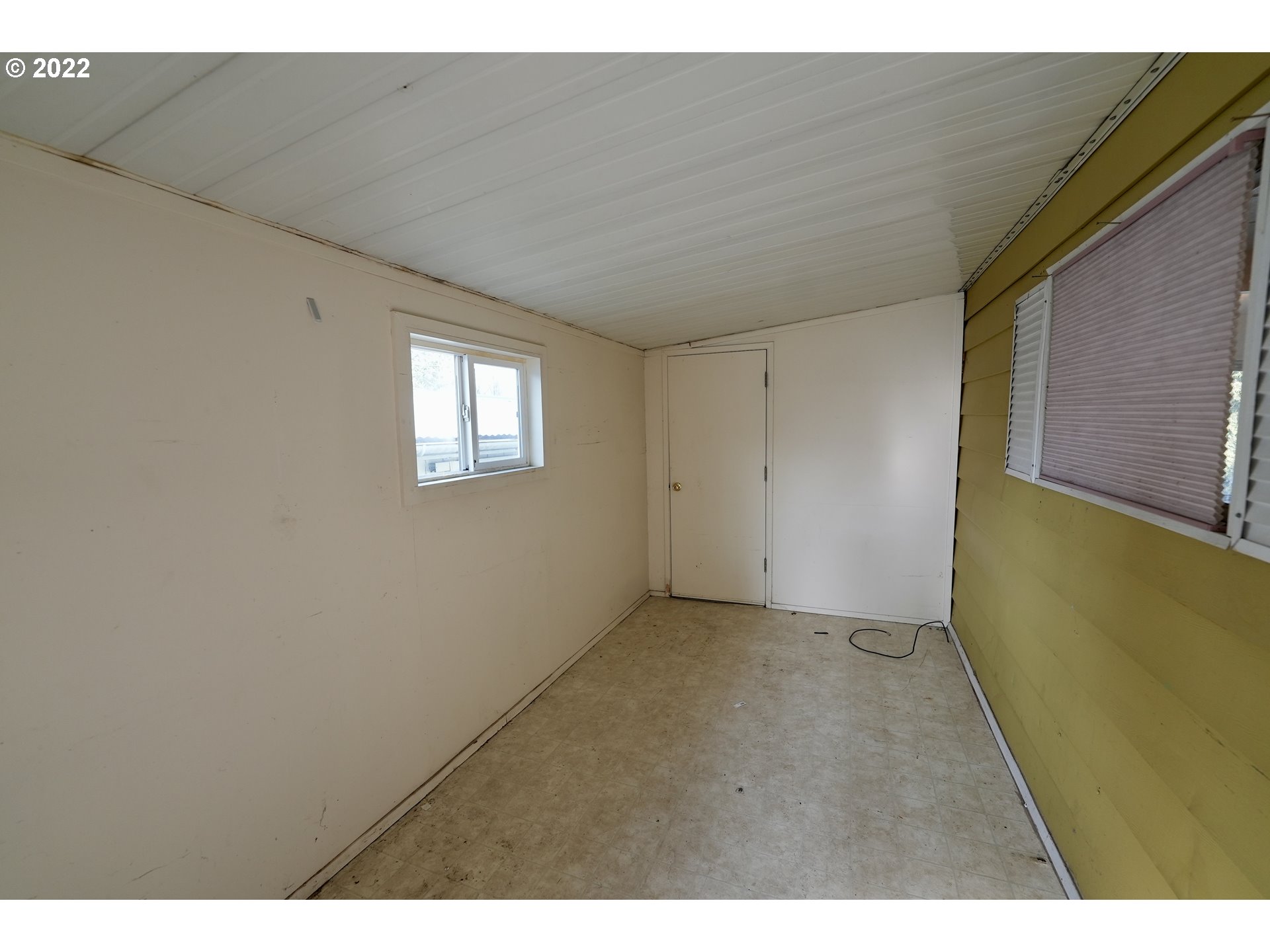 3530 Game Farm Road, Unit 11 Springfield, OR 97477 - Photo 15 of 27 a view of an empty room with windows