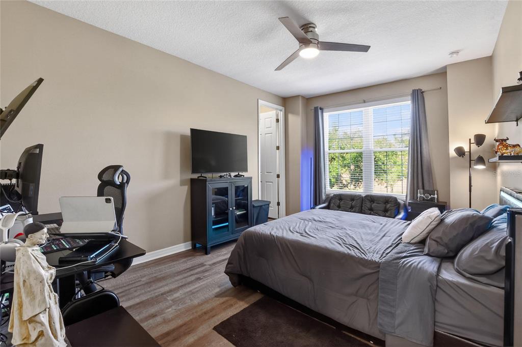 232 Magneta Loop Auburndale, FL 33823 - Photo 65 of 80 a bedroom with a bed and a flat screen tv