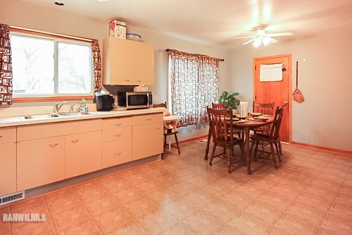 1837 West Middlebury Road Freeport, IL 61032 - Photo 6 of 20 Gallery Image 6