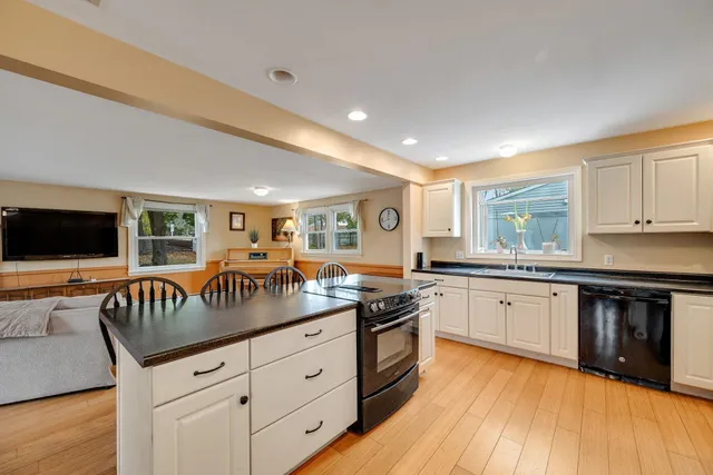 $799,000 | 16 Lakewood Parkway, Burlington, VT 05408