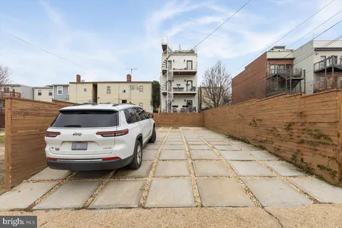 a picture of a small white building