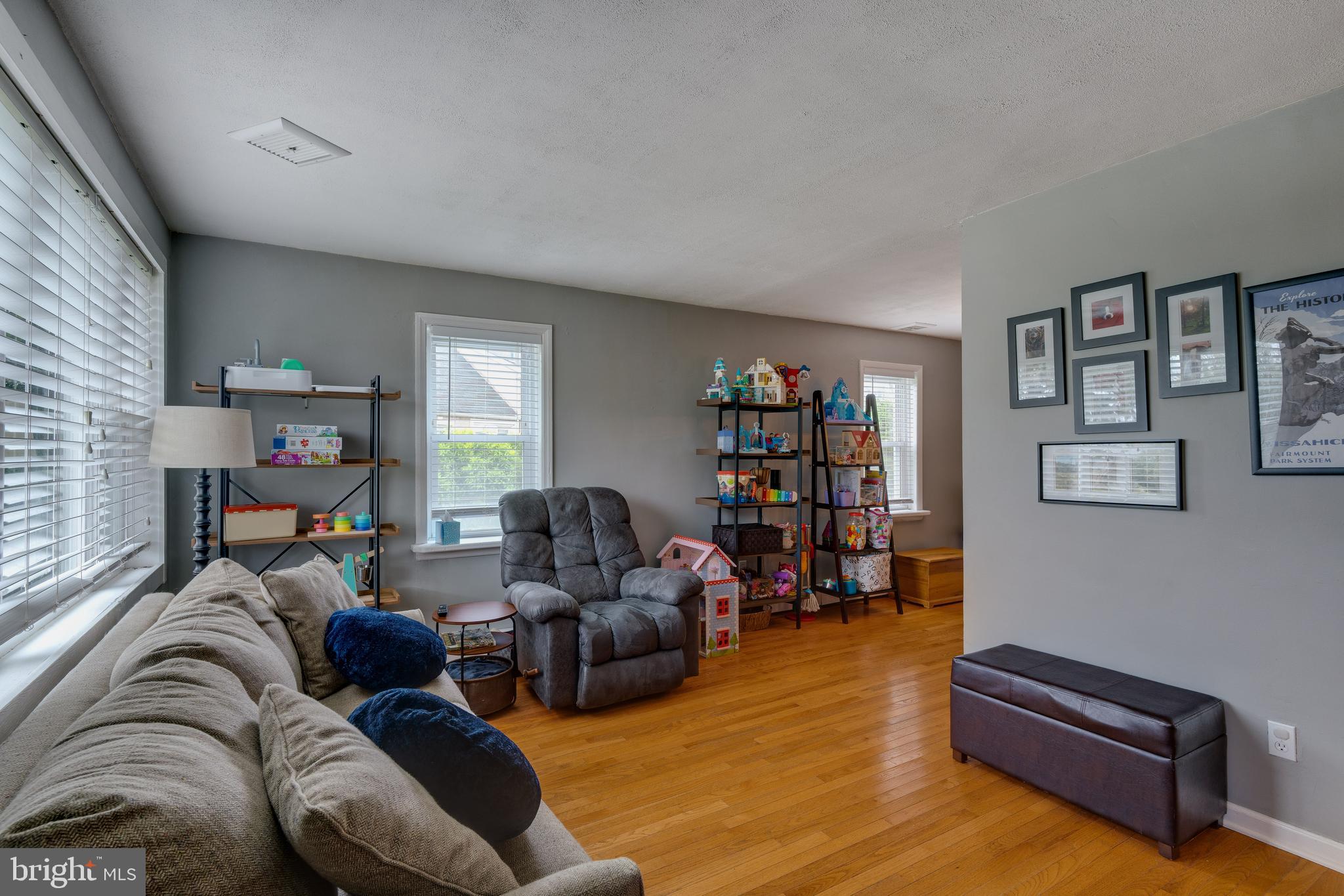 8614 Sagamore Road Philadelphia, PA 19128 - Photo 3 of 20