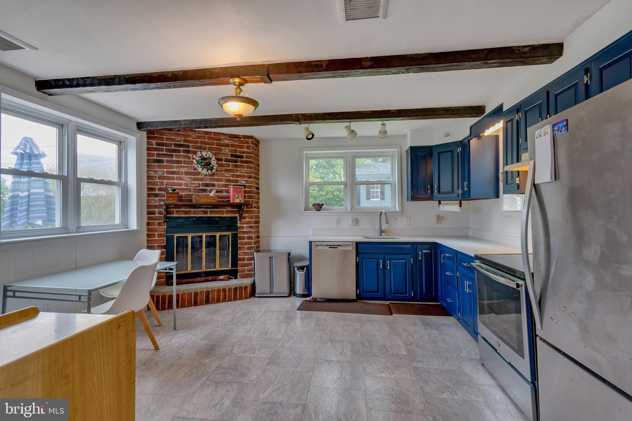 8614 Sagamore Road Philadelphia, PA 19128 - Photo 6 of 20