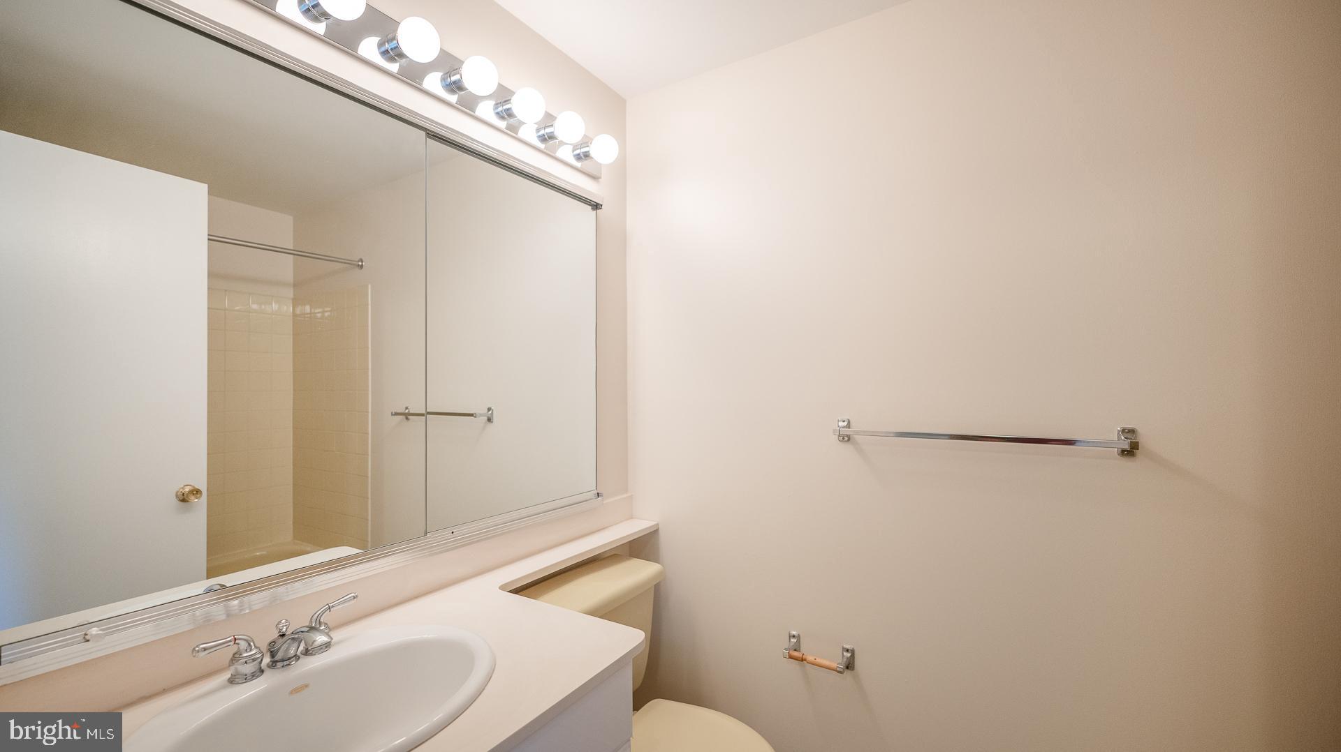 3017 Birchtree Lane Silver Spring, MD 20906 - Photo 31 of 39 Upper level full guest bath with tub