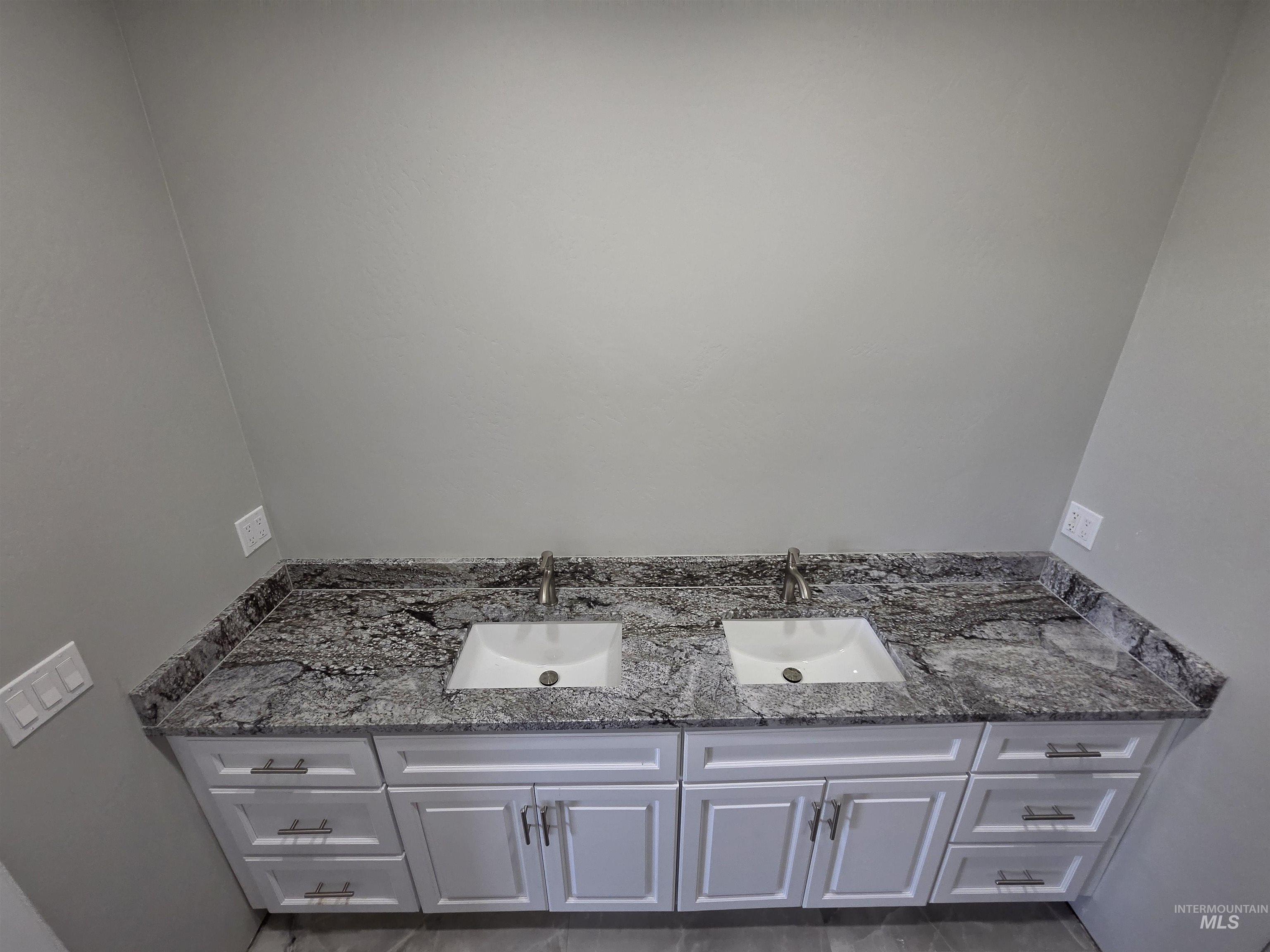 39 Lakeside Loop Burley, ID 83318 - Photo 6 of 15 Full bath with double vanity