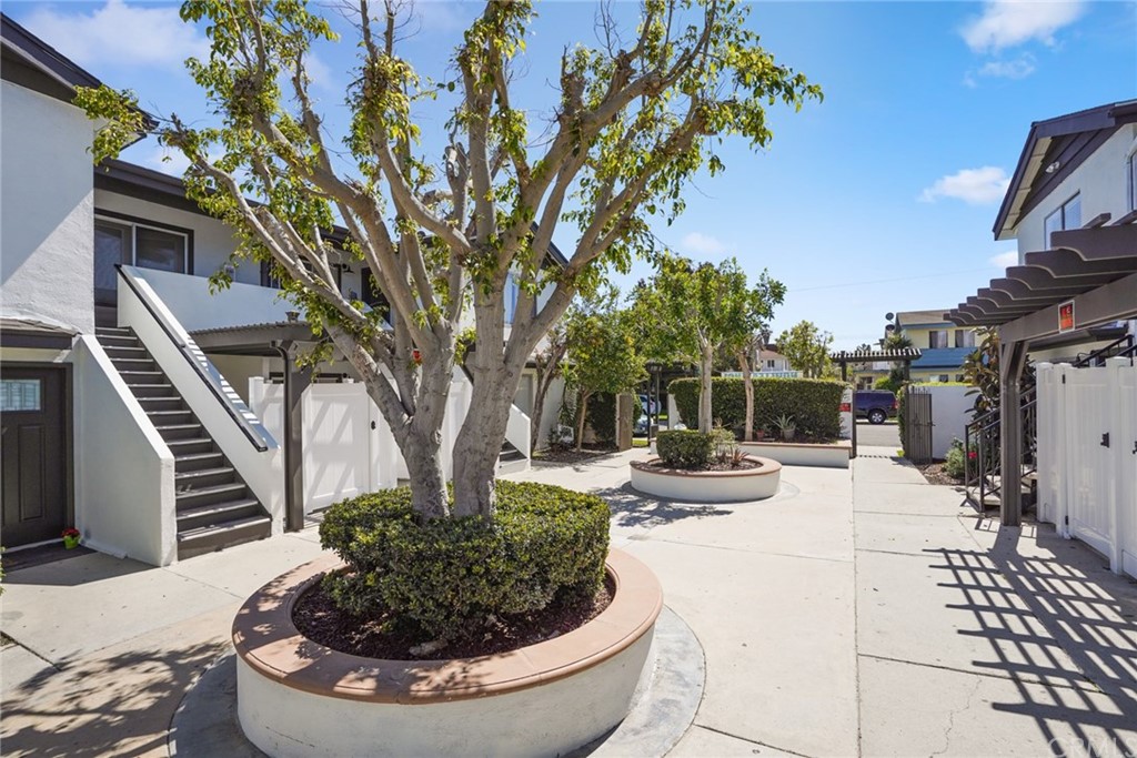1010-1016 Valencia Street Costa Mesa, CA 92626 - Photo 4 of 5 a view of a house with backyard and sitting area