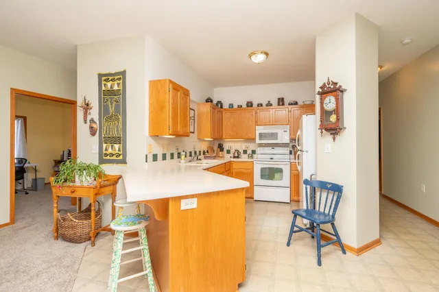 $274,900 | 1242 Crystal Place East, Chaska, MN 55318