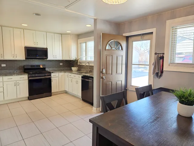 $375,000 | 980 West Grant Drive, Des Plaines, IL 60016