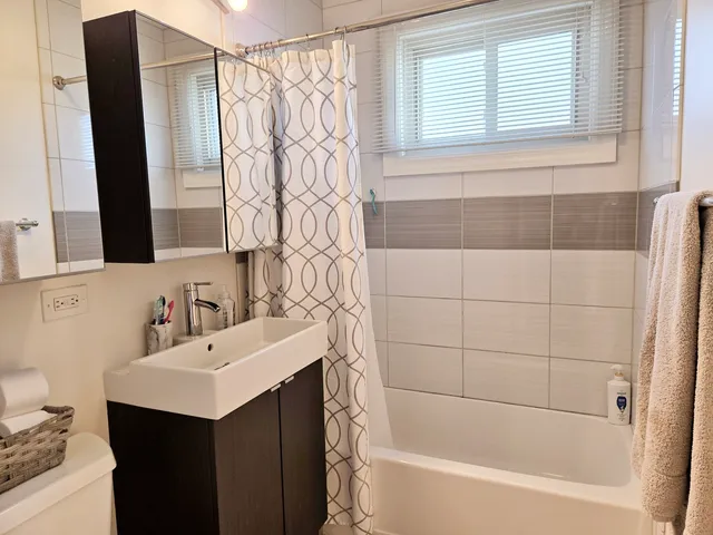 $375,000 | 980 West Grant Drive, Des Plaines, IL 60016