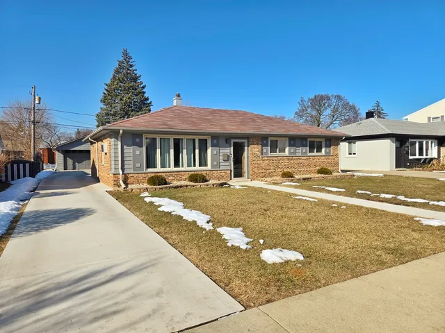 $375,000 | 980 West Grant Drive, Des Plaines, IL 60016