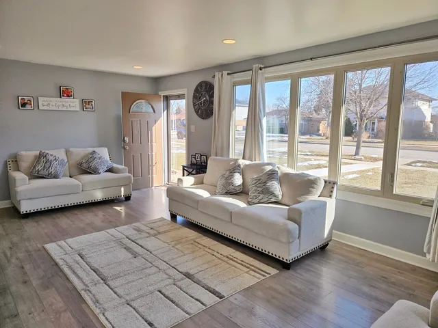 $375,000 | 980 West Grant Drive, Des Plaines, IL 60016