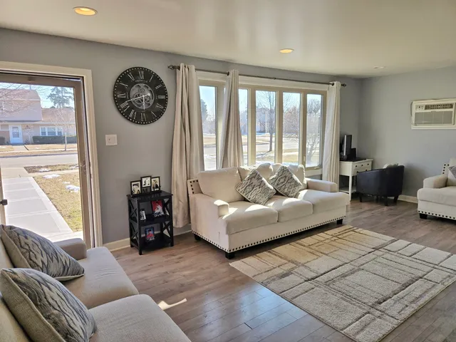 $375,000 | 980 West Grant Drive, Des Plaines, IL 60016