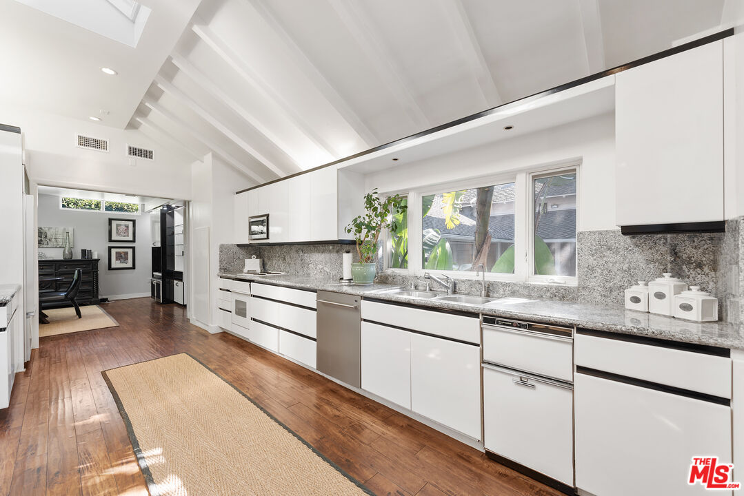 3245 Provon Lane Los Angeles, CA 90034 - Photo 10 of 26