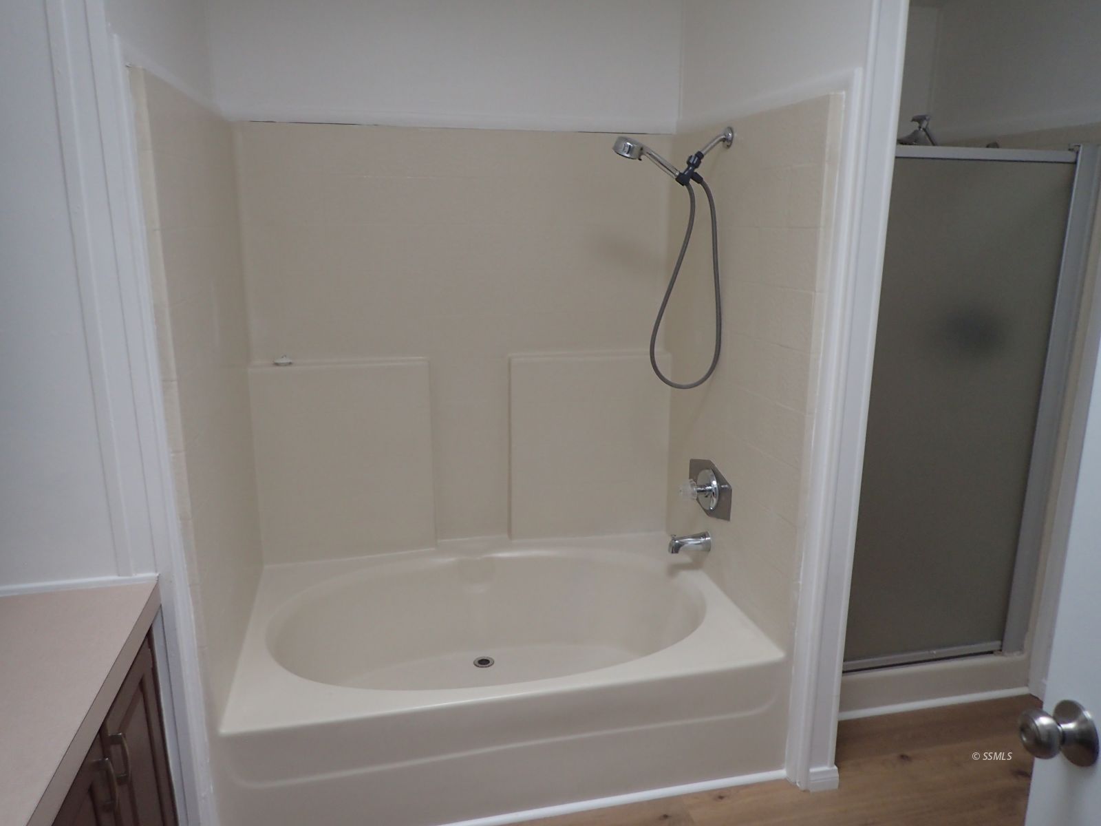 620 West Upjohn Avenue, Unit 31 Ridgecrest, CA 93555 - Photo 9 of 14 a bathroom with a bath tub and a shower