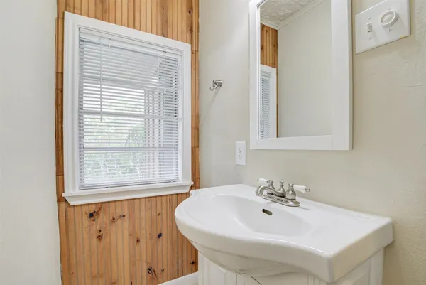 $3,250 | 909 Bomar Street, Houston, TX 77006