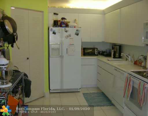 519 Racquet Club Road, Unit 51 Weston, FL 33326 - Photo 4 of 8 Kitchen