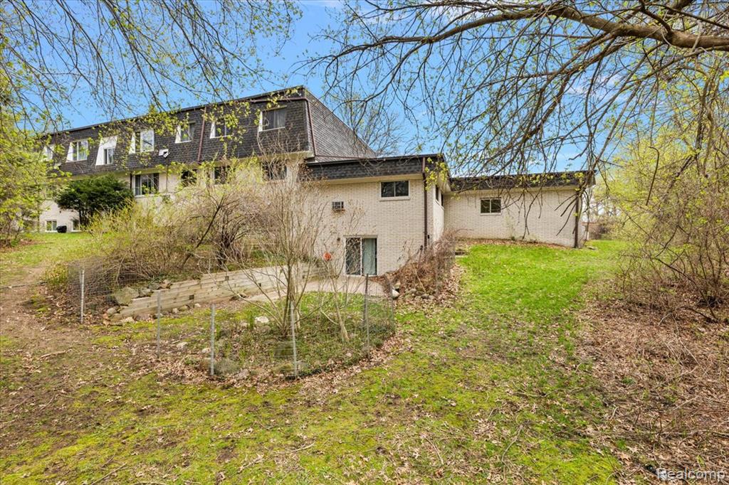 384 West Drahner Road, Unit C13 Oxford, MI 48371 - Photo 34 of 38