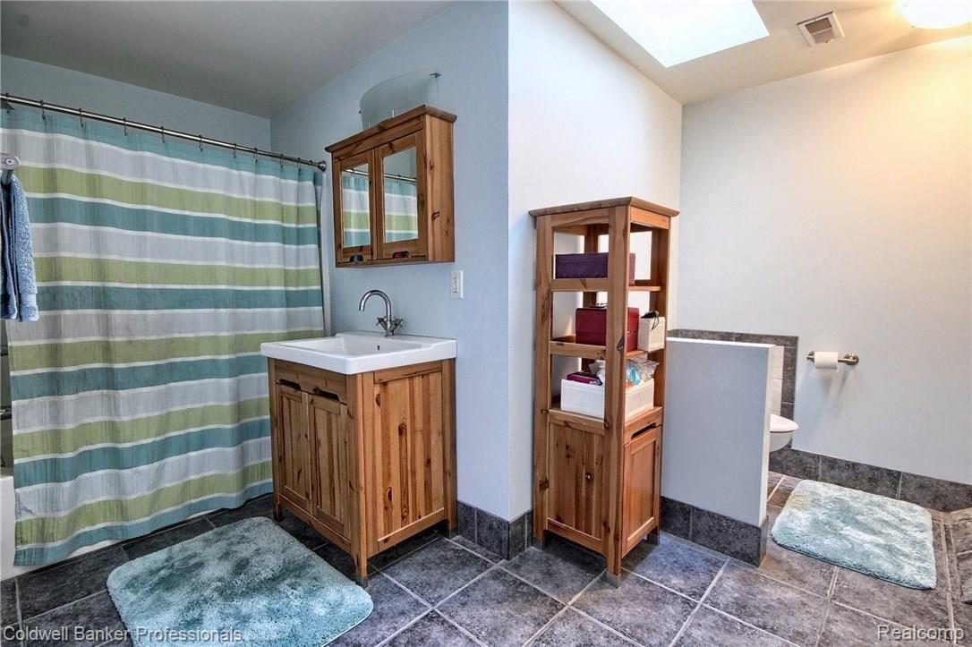 325 North Beck Road Canton, MI 48187 - Photo 40 of 44 Bedroom #3 Bathroom