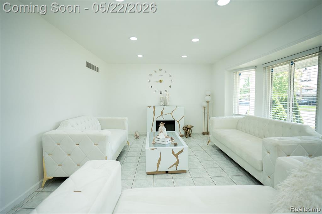 3131 Elmcrest Road Sterling Heights, MI 48310 - Photo 4 of 46
