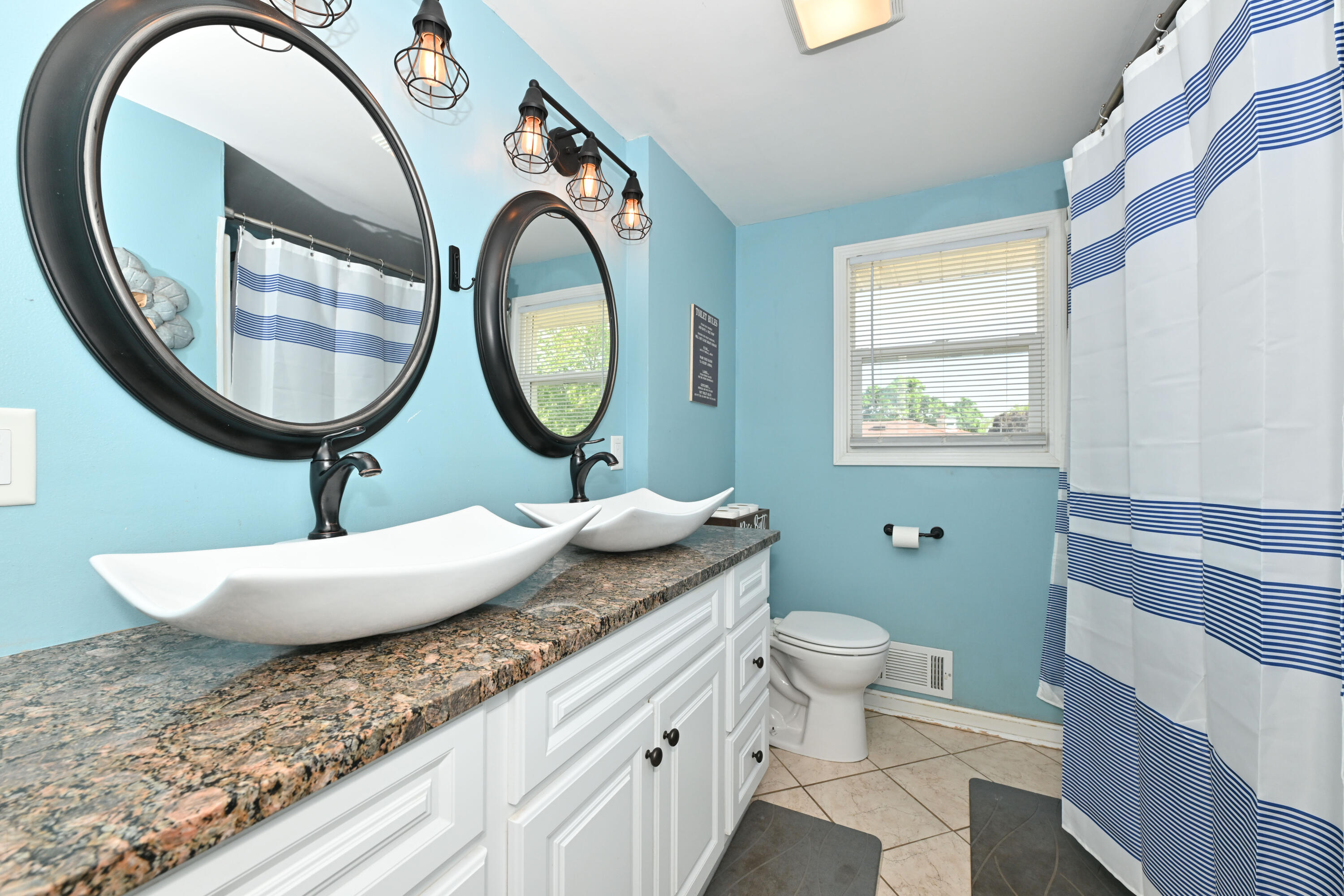 924 Montclair Drive Racine, WI 53402 - Photo 16 of 19 Upper Bath Full