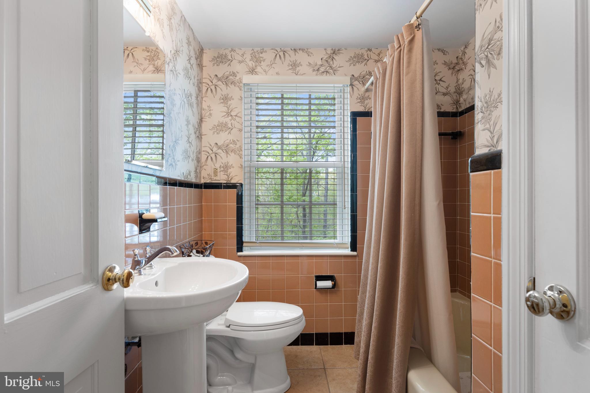 528 Mountview Road Berwyn, PA 19312 - Photo 28 of 44 1st Fl full Bath/Tub