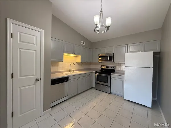 $155,000 | 19 Berview Circle, Unit B, St. Louis, MO 63129