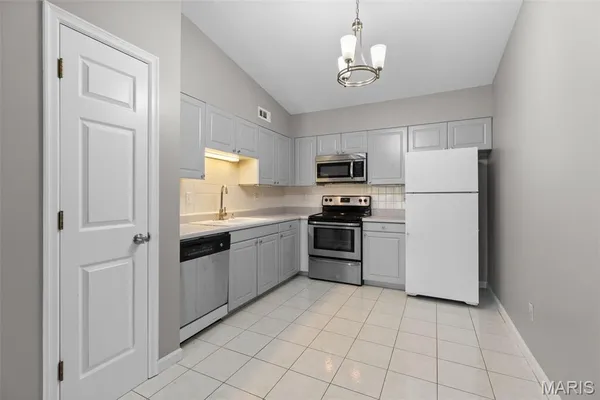 $155,000 | 19 Berview Circle, Unit B, St. Louis, MO 63129