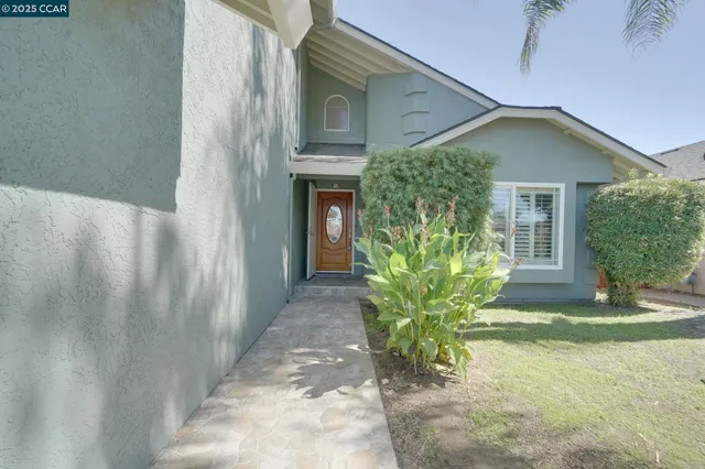 a view of a house with backyard