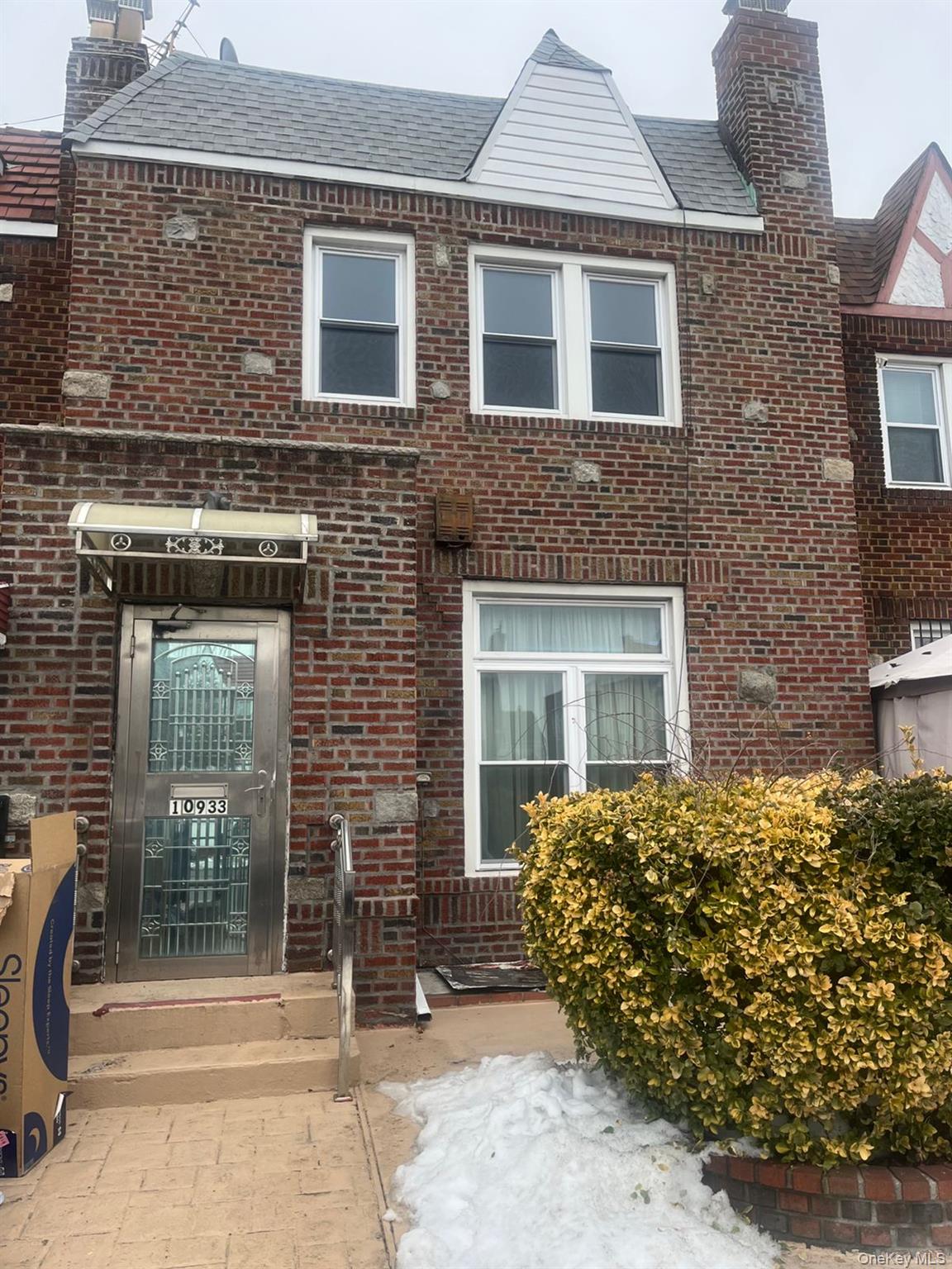 250-23 88th Road, Unit 1R Queens, NY 11426 - Photo 1 of 27