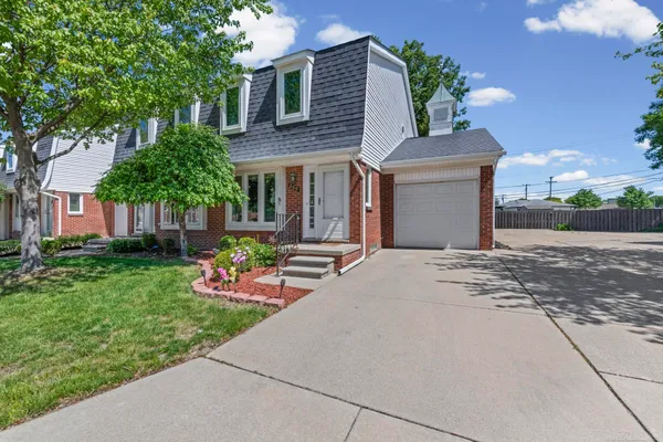 $199,900 | 500 Pineview Court, St. Clair Shores, MI 48081