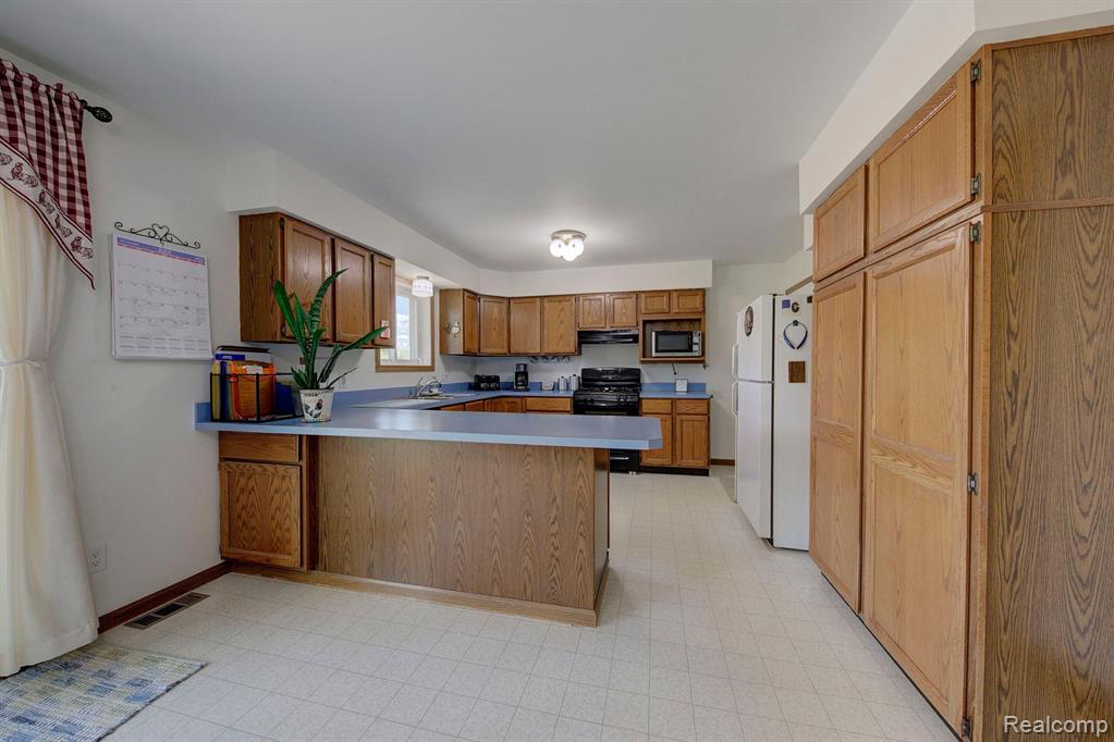 706 West Schafer Road Howell, MI 48843 - Photo 12 of 39