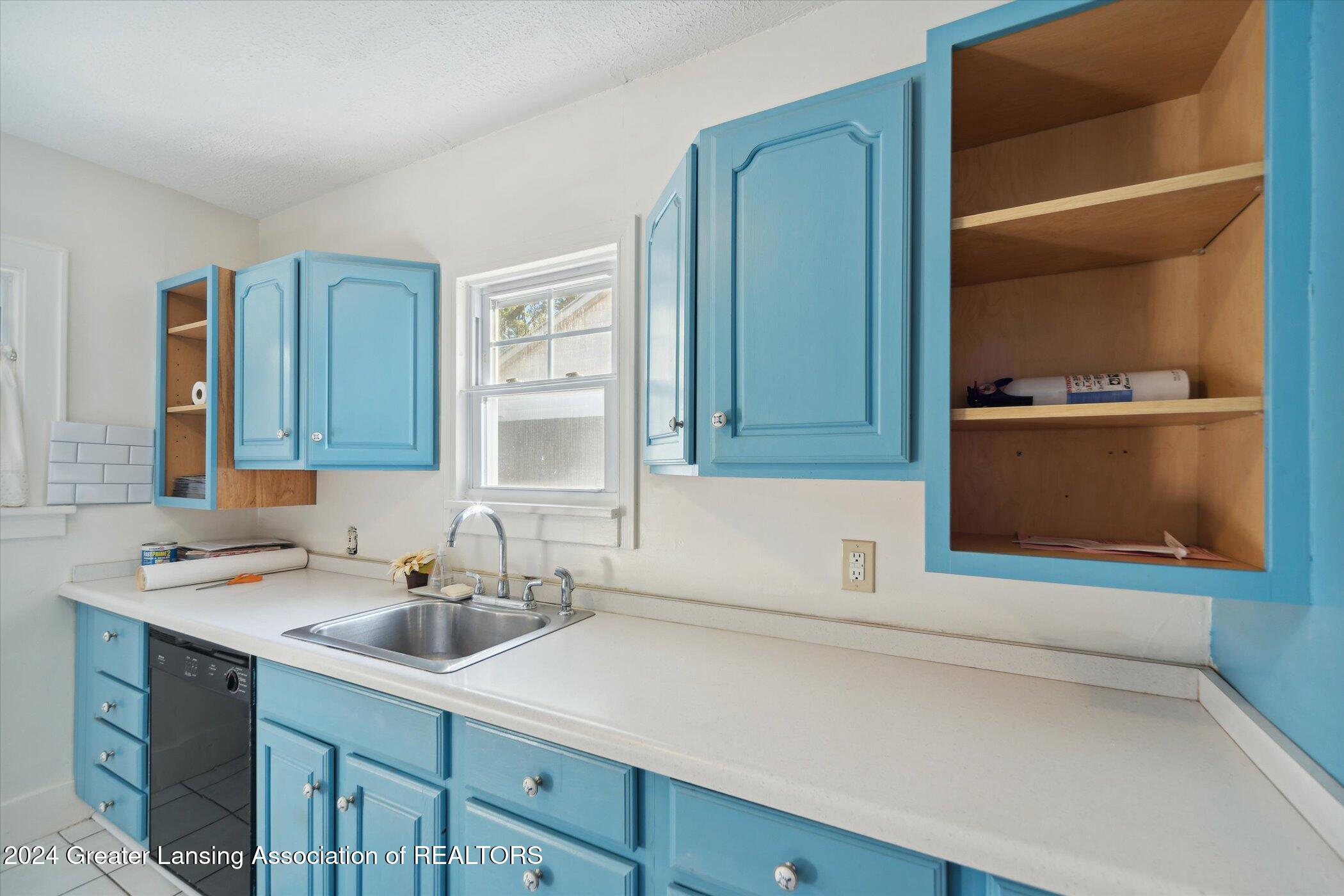 601 Ridgewood Avenue Lansing, MI 48910 - Photo 7 of 35 10-601-Ridgewood-Ave-Lansing-MI-48910-Wi
