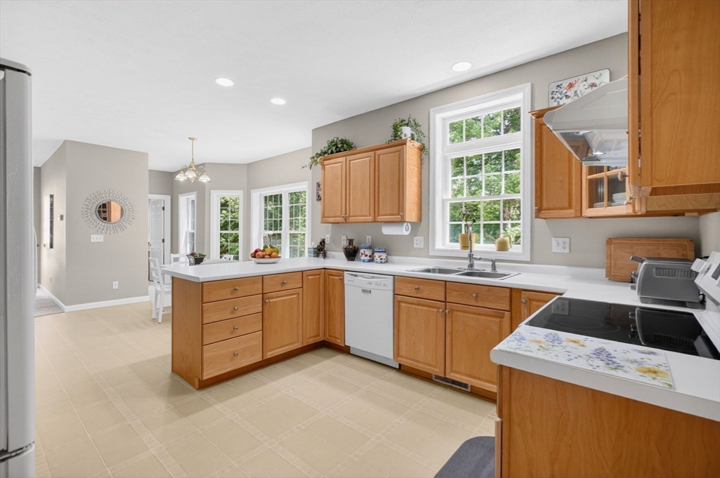 23 Tumble Road Bedford, NH 03110 - Photo 7 of 24