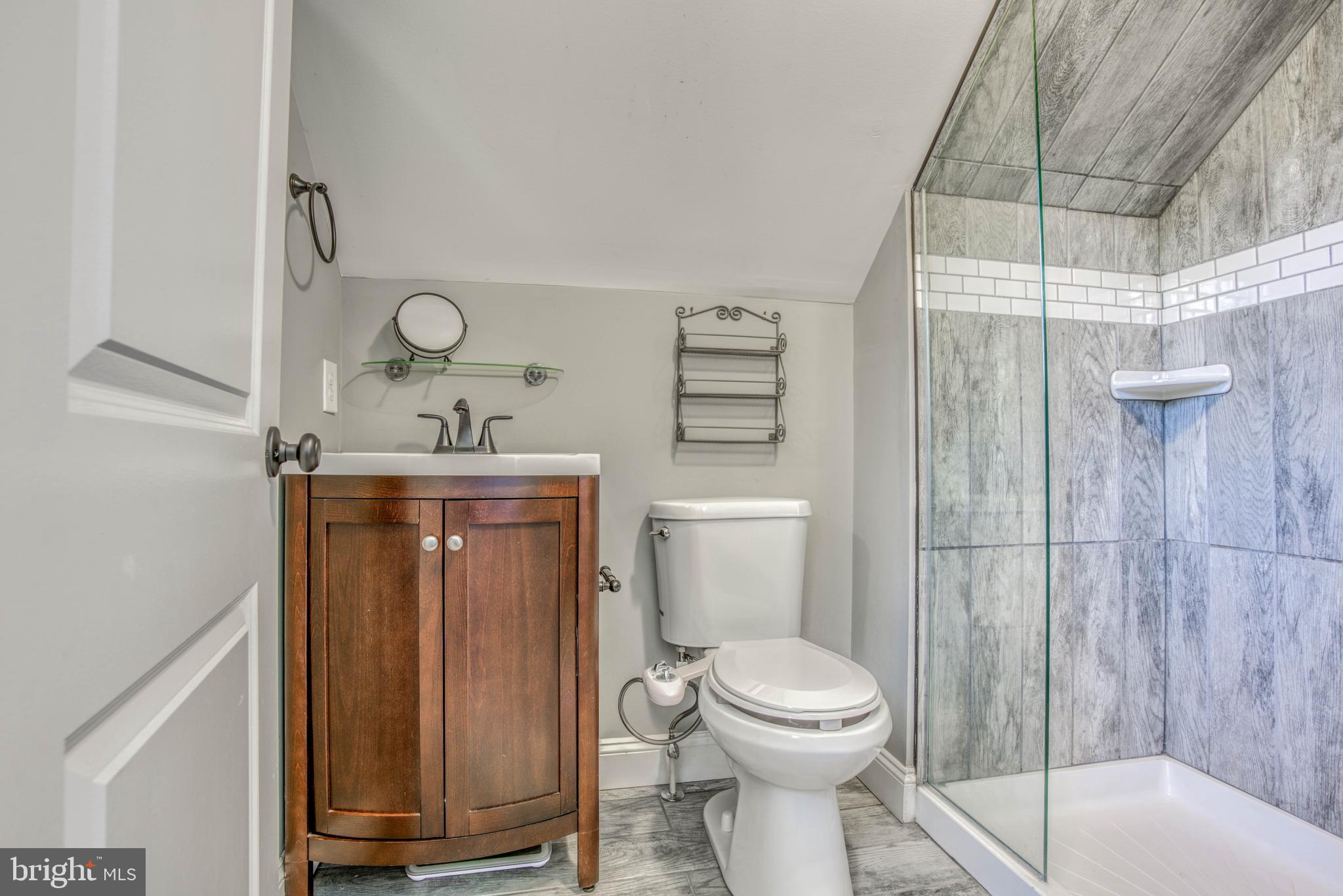 Owners en suite with glass shower doors & ceramic
