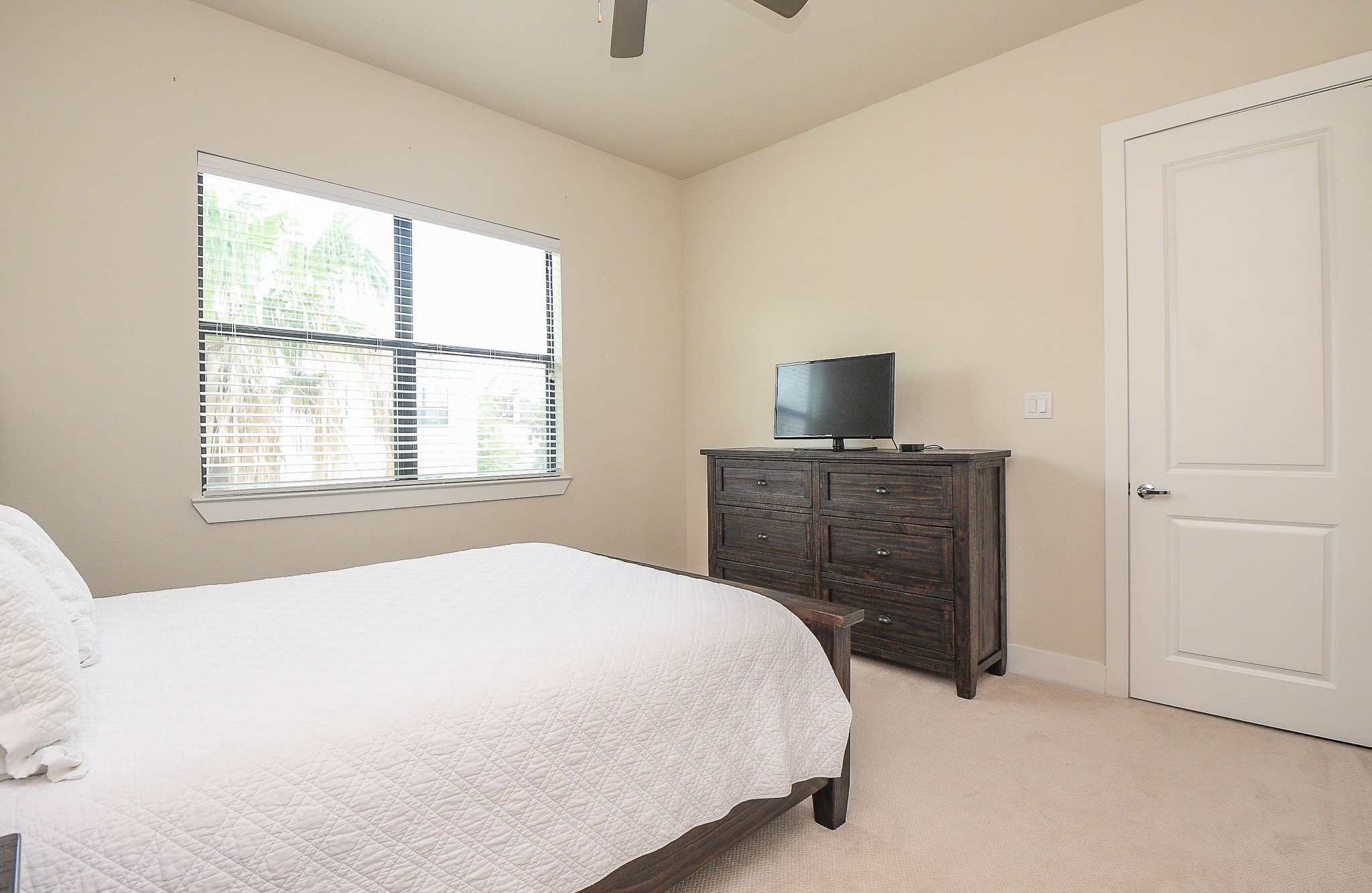 1204 Fowler Street Houston, TX 77007 - Photo 20 of 25 a bedroom with a bed and a flat screen tv