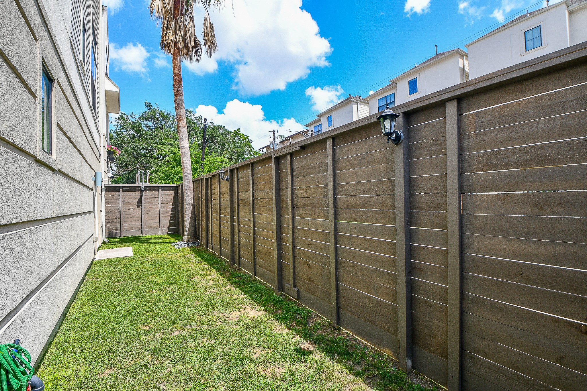 1204 Fowler Street Houston, TX 77007 - Photo 3 of 25 a view of a backyard with pathway