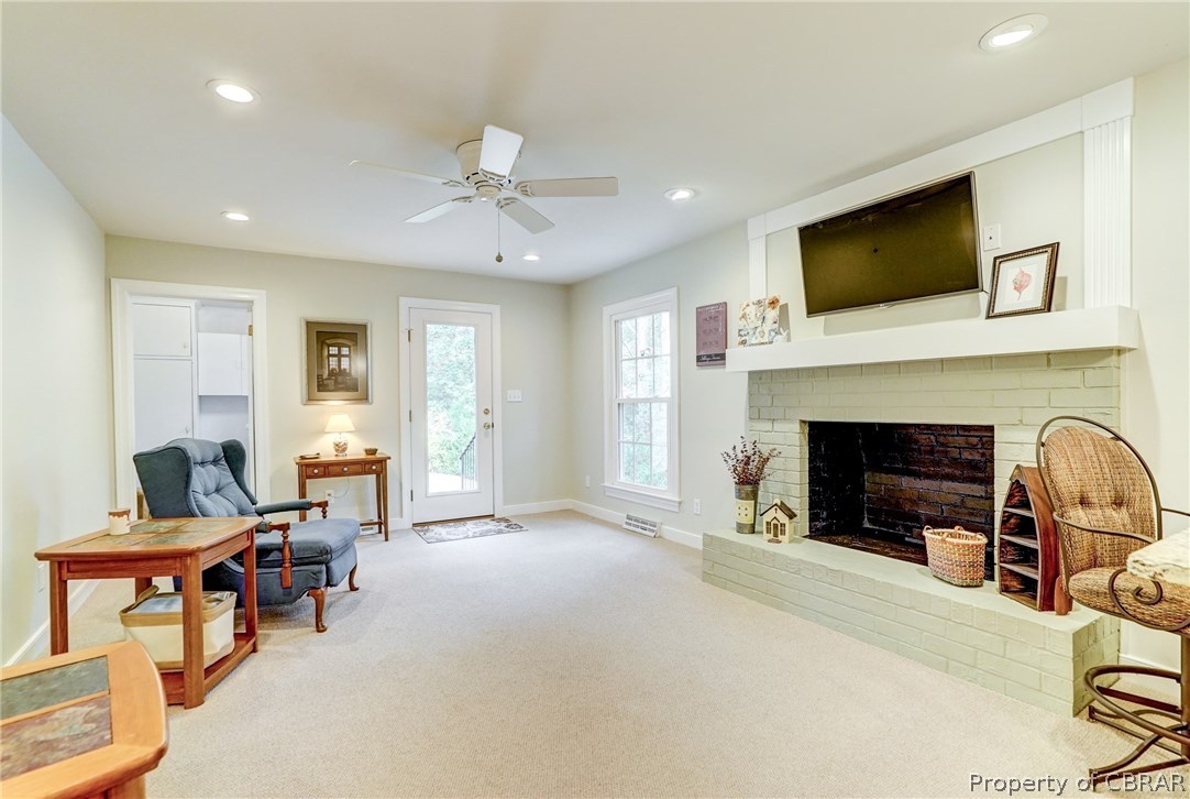 137 Walnut Road Kilmarnock, VA 22482 - Photo 14 of 32 Family room with mud/laundry room in rear.