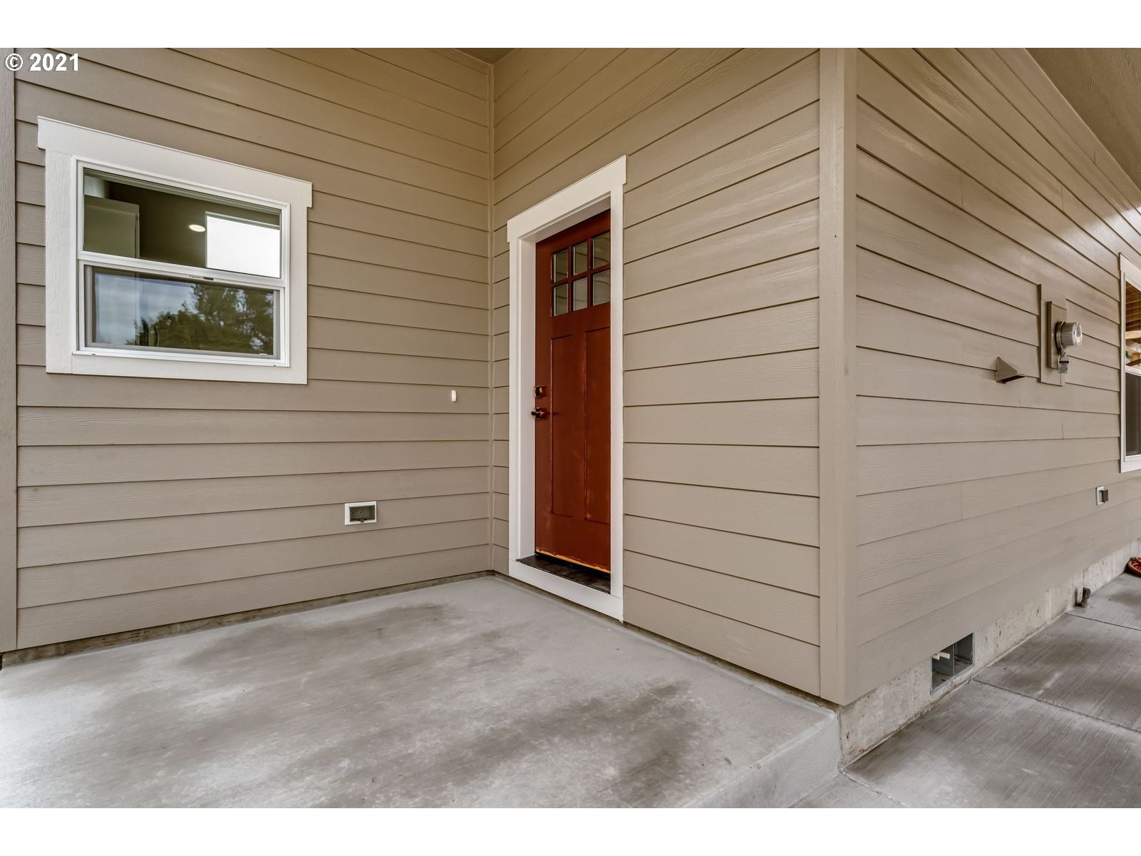 380 19th Springfield, OR 97477 - Photo 20 of 24 a view of a house with a outdoor space